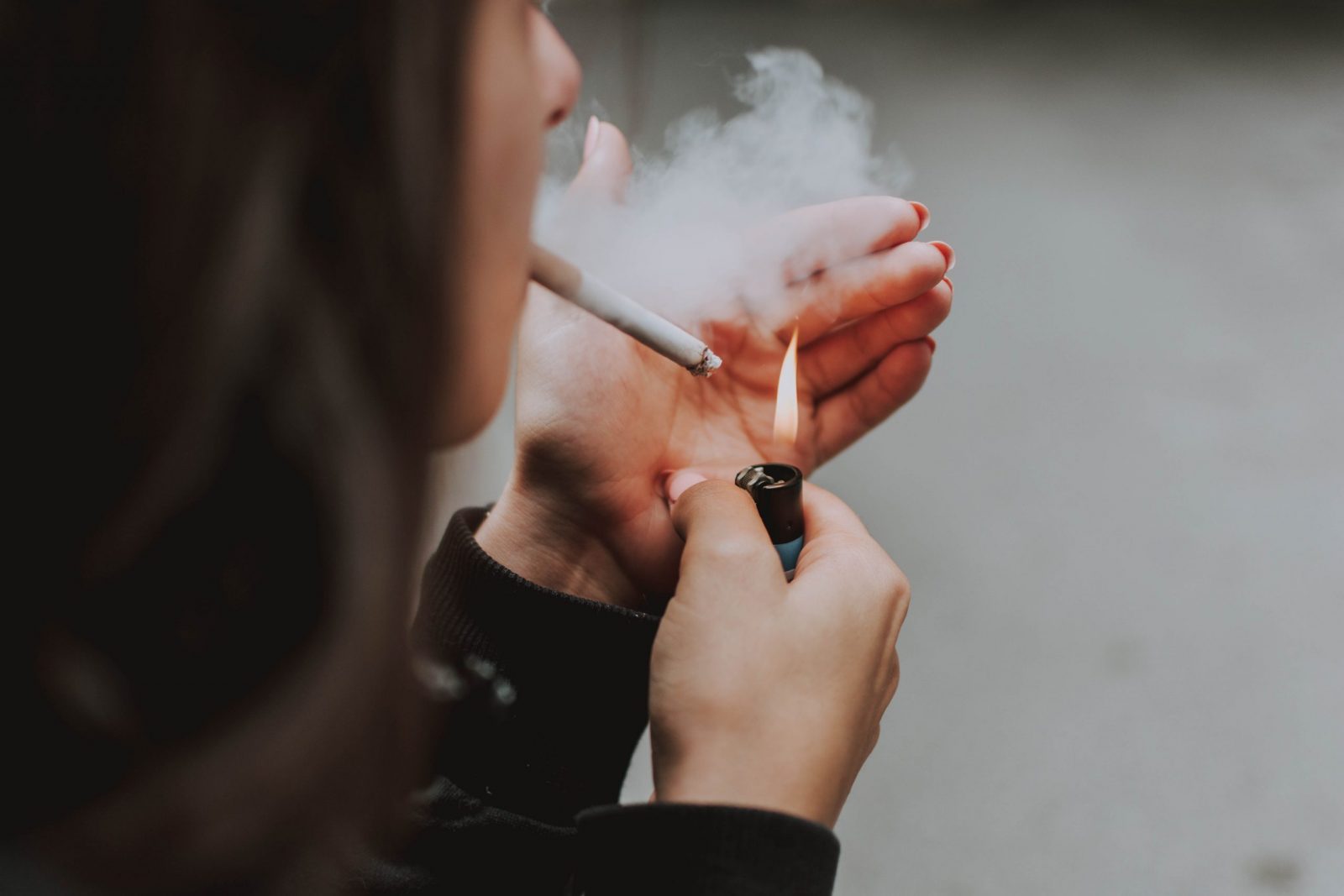 Étude sur le marché du tabac : la solitude rendrait l'arrêt du tabac plus difficile 