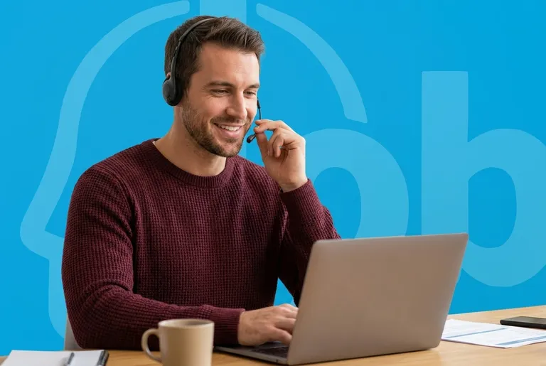 Téléopérateur indépendant au casque appelant des contacts pour décrocher des rendez-vous